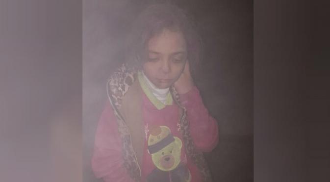 Bana mengunggah foto dirinya yang berbalut debu sesaat setelah rumahnya dibom (Twitter/Bana Alabed)