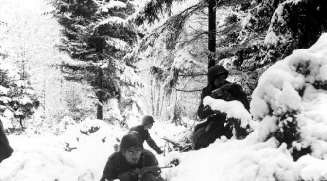Pasukan AS berlindung di tengah salju saat perang melawan Jerman dalam Pertempuran Bulge (www.warhistoryonline.com)