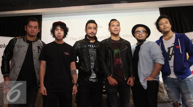 Personel band Nidji berpose seusai peluncuran album 