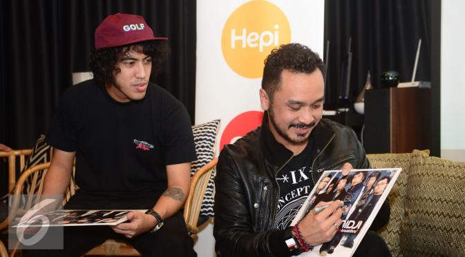 Giring Nidji membubuhkan tanda tangan pada album edisi khusus "Breakthru" versi piringan hitam (vinyl), Jakarta, Senin (28/11). (Liputan6.com/Herman Zakharia)