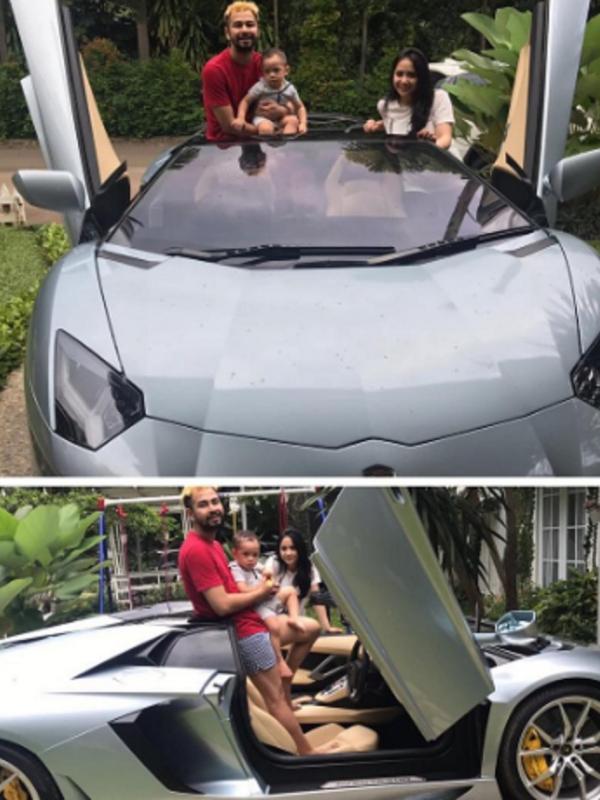 Raffi Ahmad berpose bersama Nagita Slavina dan Rafathar di mobil sport terbaru. (Instagram @raffinagita1717)