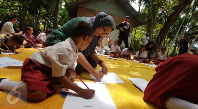 Dongeng dan Menggambar Monyet dengan Murid-murid SD Kecil Pulau Sjahrir (Foto: Aditya Eka Prawira)