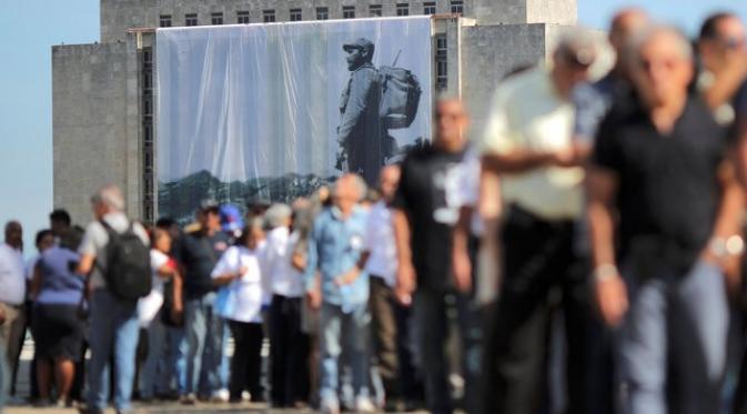 Foto Fidel Castro di antara warga yang melayat di Kuba. (Reuters)