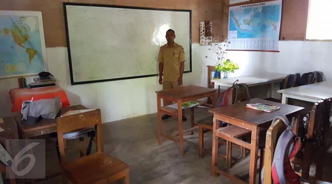 Salasa Hatulekal, Kepala Sekolah yang merangkap guru dan digaji hanya Rp350 ribu (Foto: Aditya Eka Prawira)
