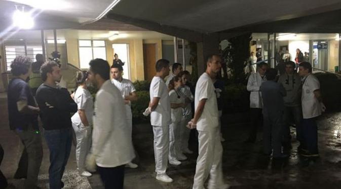 Dokter telah besiaga menanti koban tiba di rumah sakit Medellin (twitter/mirror.co.uk)