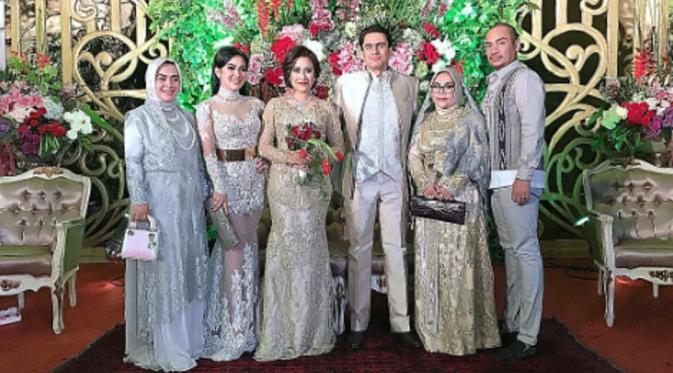 Syahrini menghadiri resepsi pernikahan kerabatnya. (Instagram/princessyahrini)