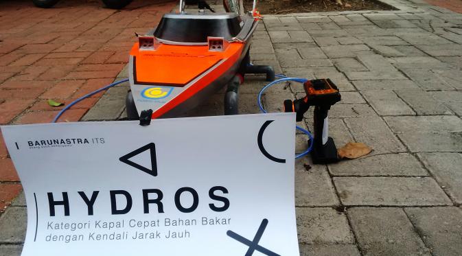 Tiga tim kapal roboboat yang tergabung dalam Barunastra ITS Surabaya akan mengikuti Kontes Kapal Cepat Tak Berawak Nasional (KKCTBN) 2016. (Liputan6.com/Dhimas Prasaja)