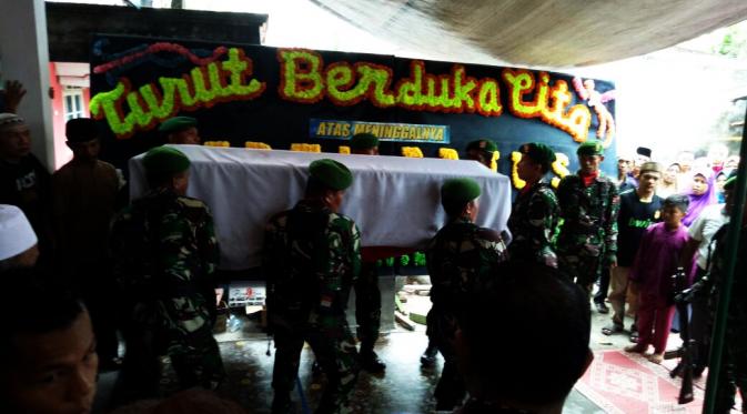 Prosesi pemakaman secara militer di TMP Damai Sentosa, Kota Dumai, Riau, melepas jenazah Sertu Bayu yang gugur dalam kecelakaan helikopter TNI. (Liputan6.com/M Syukur)