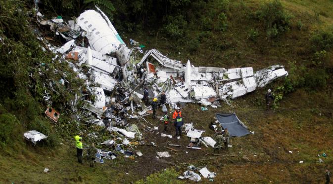 Puing-puing dari sebuah pesawat penumpang carteran yang jatuh dekat kota Medellin di Kolombia, Selasa (29/11). Pesawat milik LAMIA Airlines asal Bolivia itu membawa 77 orang, termasuk tim sepak bola lokal Brasil, Chapecoense. (REUTERS/Fredy Builes)