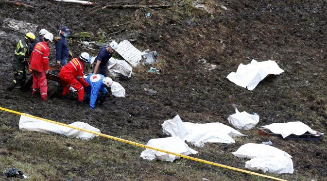 Tim SAR mengevakausi jenazah korban jatuhnya pesawat yang membawa 77 orang, termasuk tim sepak bola Brasil di dekat Kota Medellin, Kolombia, Selasa (29/11). Sedikitnya 71 orang tewas dan enam selamat dalam insiden tersebut. (REUTERS/Jaime Saldarriaga)