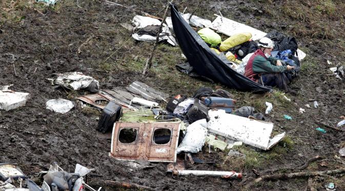 Seorang petugas tim SAR duduk di dekat puing pesawat penumpang carteran yang jatuh dekat kota Medellin, Kolombia, Selasa (29/11). Pesawat itu tiba-tiba menghilang dari radar pada Senin (28/11) sekitar pukul 22.00 waktu setempat (REUTERS/Jaime Saldarriaga)