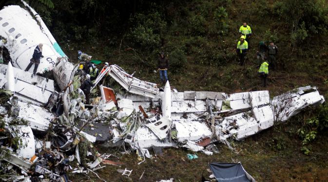 Puing-puing dari sebuah pesawat penumpang carteran yang jatuh dekat kota Medellin di Kolombia, Selasa (29/11). Enam orang selamat dalam insiden jatuhnya pesawat yang membawa 77 penumpang serta kru tersebut. (REUTERS/Fredy Builes)
