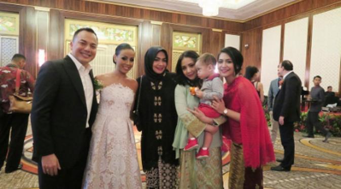 Nagita Slavina hadiri resepsi pernikahan kerabat tanpa kehadiran Raffi Ahmad. (Instagram/cacatengker)