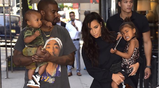 Kim Kardashian dan Kanye West bersama anak-anak mereka.