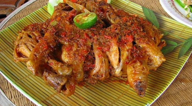 Ayam betutu yang jadi sajian khas di Warung Rekreasi Bedugul (plesiryuk.com)