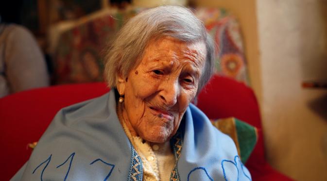 Ekspresi nenek Emma Morano saat akan merayakan ulang tahunnya ke-117 di Verbania, Italia, (29/11). Nenek Emma Morano dianggap sebagai orang tertua di dunia yang lahir di tahun 1800-an. (REUTERS/Alessandro Garofalo)