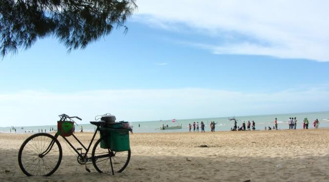 Pantai Lombang, Madura. (yukpiknik.com)