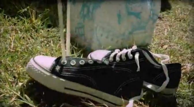 Editor Says: Sepatu Baru untuk Adik. (Foto: Youtube.com)