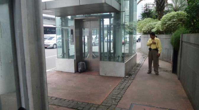Tas berwarna abu-abu di depan lift Halte Tosari sempat diduga berisi bom. (Ist)