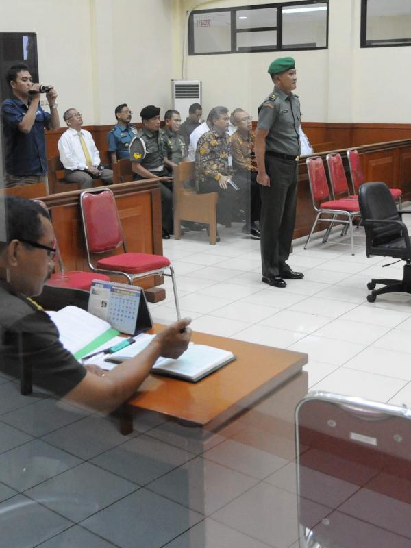 Terdakwa Brigjen Teddy Hernayadi menjalani sidang pembacaan vonis di Pengadilan Militer Jakarta, Rabu (30/11). Majelis hakim menjatuhkan vonis hukuman penjara seumur hidup kepada terdakwa korupsi USD 12 juta Brigjen Teddy. (Liputan6.com/Helmi Afandi)