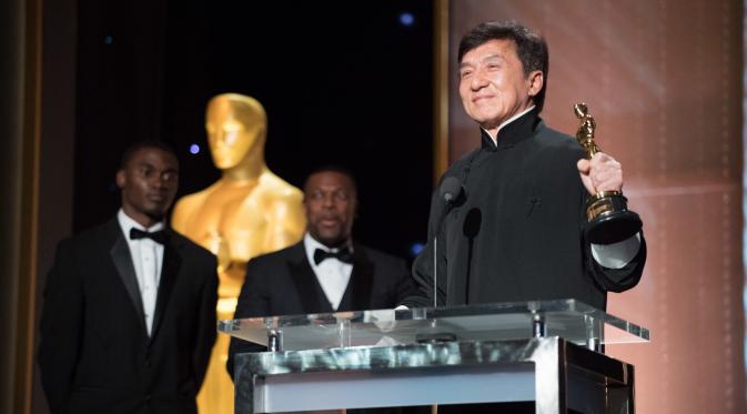 Jackie Chan saat menerima piala Oscar. (via Los Angeles Times)