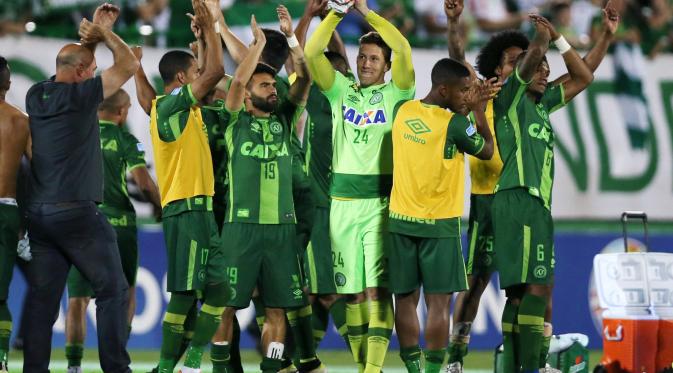 Pemain Chapecoense merayakan kemenangan usai melawan San Lorenzo di stadion Arena Conda di Chapeco, Brasil (23/11). Pesawat yang mereka tumpangi terjatuh di hutan Kolombia. (REUTERS / Paulo Whitaker)