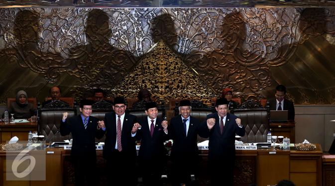 Ketua DPR yang baru Setya Novanto (tengah) melakukan foto bersama dengan empat Wakil Ketua DPR, Taufik Kurniawan, Fadli Zon, Agus Hermanto, Fahri Hamza, (dari kiri) seusai pelantikannya di Gedung DPR, Jakarta, Rabu (30/11). (Liputan6.com/Johan Tallo)