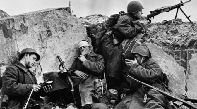 Tentara Uni Soviet saat sedang beristirahat setelah bertempur pada 1 April 1944 (RIA Novosti)