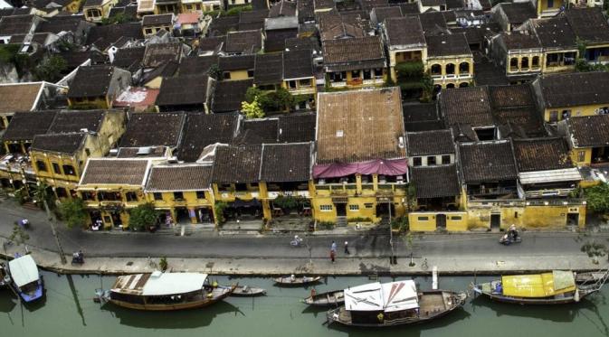 Hoi An, kota tua Vietnam yang bermandikan warna kuning sejak abad ke 17 (foto : Rehahn, bbc.com)