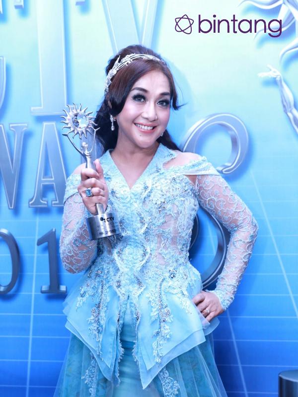 Paramitha Rusady keluar sebagai pemenang kategori Aktris Pendamping Paling Ngetop SCTV Awards 2016. (Adrian Putra/Bintang.com)