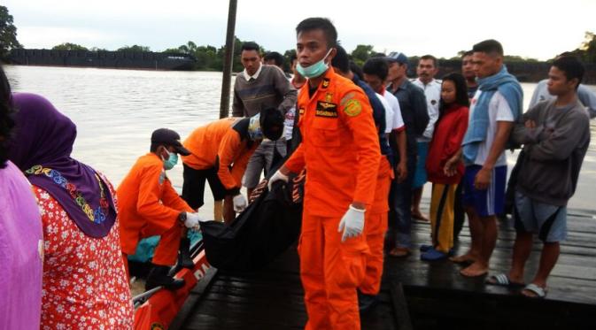 Tim SAR mengevakuasi pemancing yang tewas di Sungai Kapuas, Kabupaten Kubu Raya, Kalimantan Barat. (Foto: SAR Pontianak/Raden AMP)