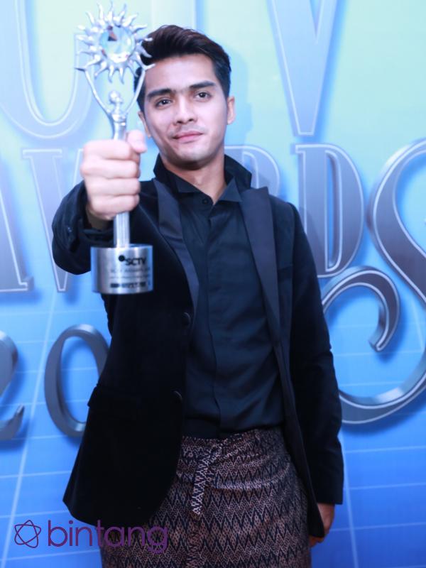 Ricky Harun keluar sebagai salah satu pemenang di SCTV Awards 2016. (Adrian Putra/Bintang.com)