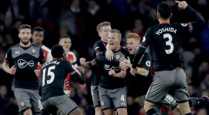 Pemain Southampton, Jordy Clasie (tengah) merayakan gol bersama rekan-rekannya saat melawan Arsenal pada laga Piala Liga Inggris 2016-2017 di Emirates Stadium, (30/11/2016). Arsenal kalah 0-2.  (AP/Matt Dunham).