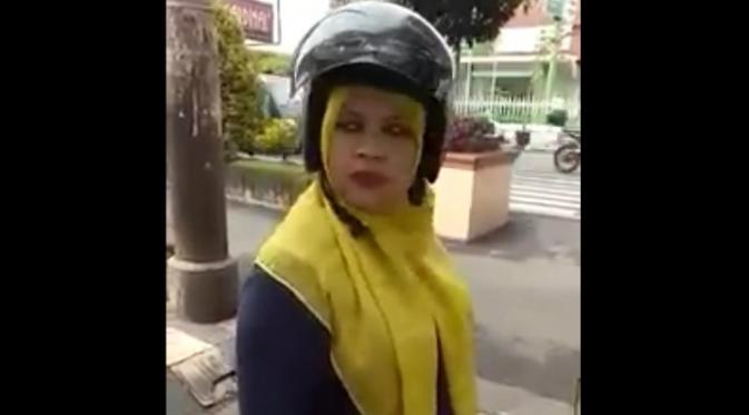 Erna Kurniati menceramahi polisi yang menilangnya tentang helm SNI