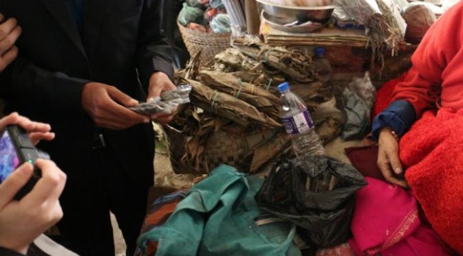 Mariyuana, salah satu barang dagangan di pasar unik oleh kaum ibu di Imphal, Manipur, India. (Lipuatn6.com/Alexander Lumbantobing)