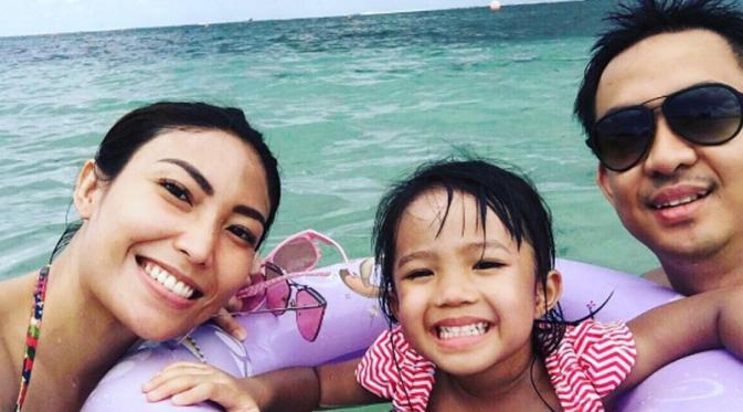 Ayu Dewi bersama anak dan suami (Instagram)