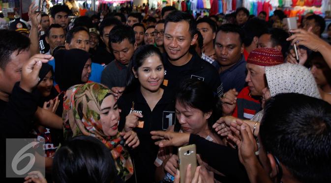 Calon Gubernur Jakarta Nomer Urut 1 Agus Harimurti Yudhoyono didampingi istrinya Annisa Pohan saat melakukan kampanye mengunjungi Pasar Tanah Abang, Jakarta, Kamis (1/12). (Liputan6.com/Johan Tallo)