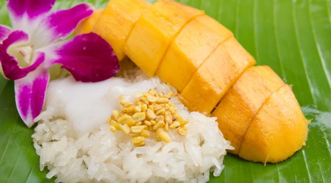 Jajanan kaki lima di Bangkok terkenal akan menu mango sticky rice yang lezat (shutterstock.com)