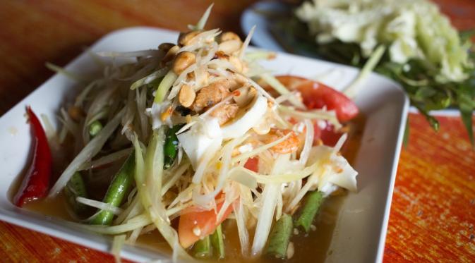 Som tam atau salad pepaya pedas yang paling terkenal di Bangkok ada di restoran Somtum Der (shutterstock.com)