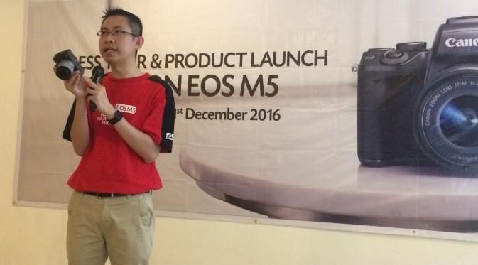 Sintra Wong, Manager Canon Image Communication Division PT Datascrip, saat peluncuran Canon EOS M5 di Lombok. Liputan6.com/Yuslianson