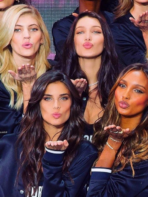 Keseruan Victoria Secret Angels di Paris. (Instagram/bellahadid)