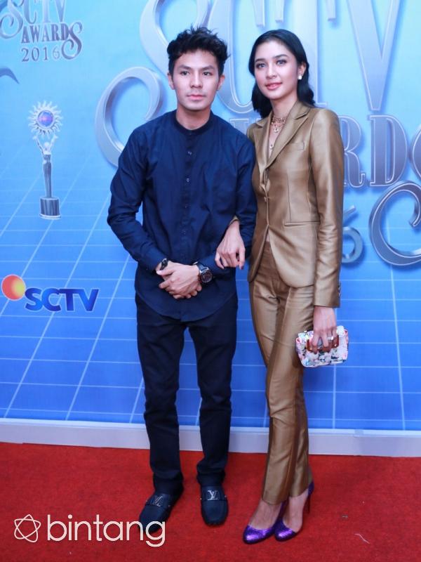 Mikha Tambayong dan Fero Walandouw di SCTV Awards 2016. (Adrian Putra/Bintang.com)