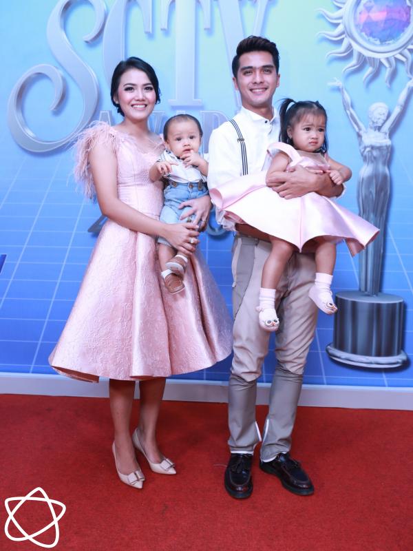 Ricky Harun dan keluarganya. (Adrian Putra/bintang.com)