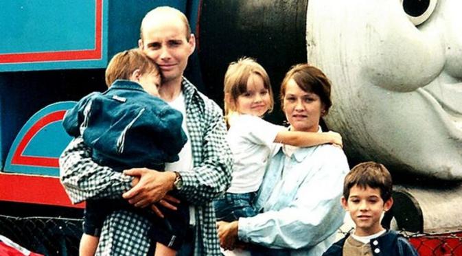 Hugh dan Sue Walsh muda, bersama tiga anak mereka. (Foto: mirror.co.uk)