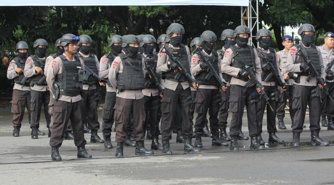 Pasukan polisi bertugas mengamankan ring III dan kawasan sekitar rumah pribadi Jokowi di Solo. (Liputan6.com/Fajar Abrori)