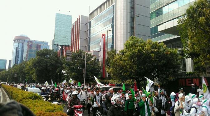 Peserta demo 2 Desember terus bergerak di Monas Jakarta Pusat.