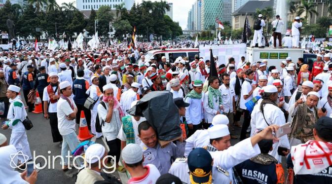Suasana aksi damai 212 di Silang Monumen Nasional (Monas), Jumat (2/12), (Adrian Putra/Bintang.com)