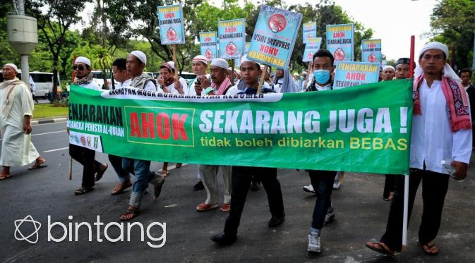 Suasana aksi demo 2 Desember di Silang Monumen Nasional (Monas), Jumat (2/12), (Adrian Putra/Bintang.com)