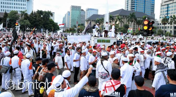 Suasana aksi damai 212 di Silang Monumen Nasional (Monas), Jumat (2/12), (Adrian Putra/Bintang.com)