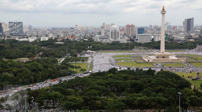 Suasana kawasan Monumen Nasional (Monas) yang dipadati massa demo 2 Desember, Jakarta Pusat, Jumat (2/12). Demo 2 Desember digelar sebagai lanjutan dari aksi 4 November 2016. (Liputan6.com/Ferbian Pradolo)